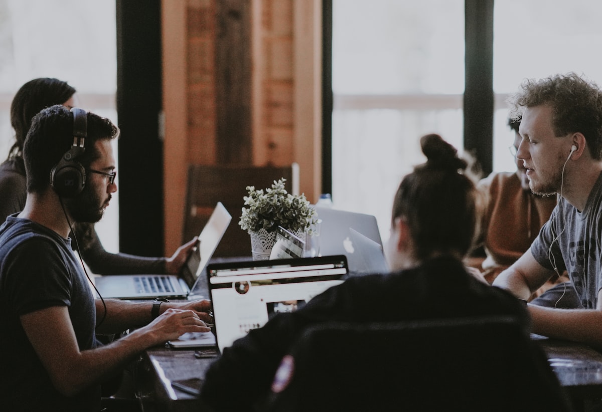 Ein Team arbeitet am Design einer Website